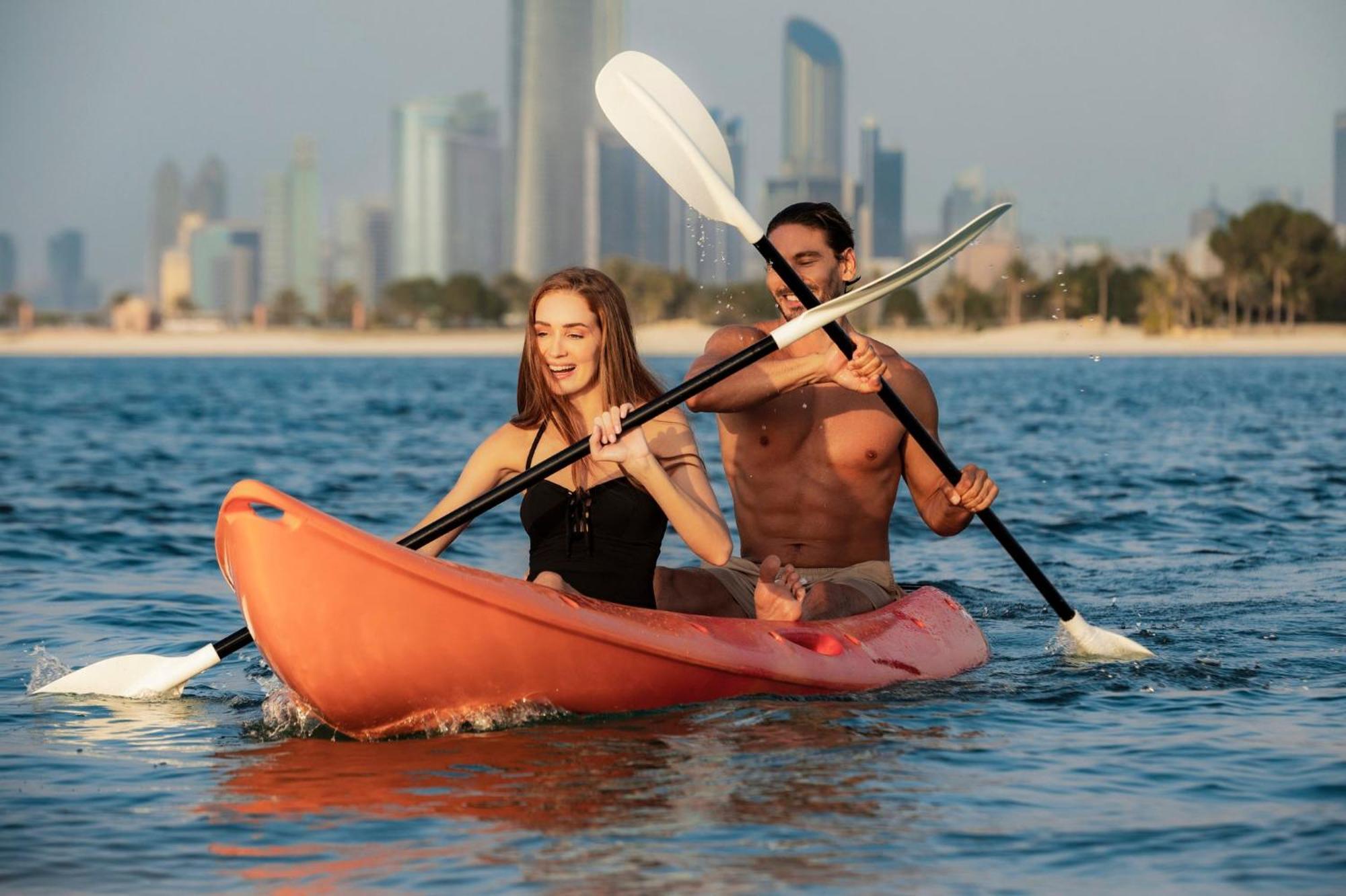 八星皇宫酒店 阿布扎比 外观 照片 Kayaking in Dubai