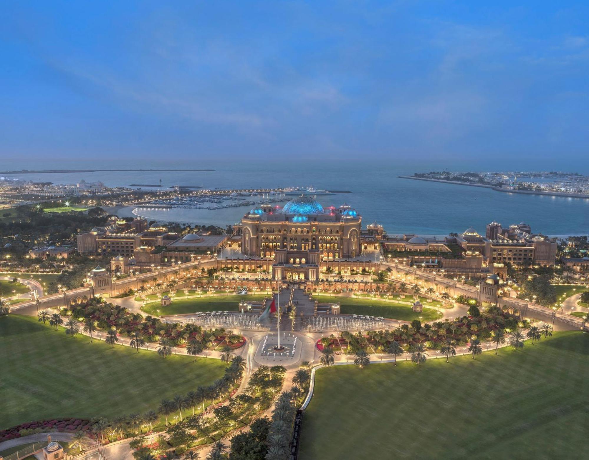 八星皇宫酒店 阿布扎比 外观 照片 The Emirates Palace at night